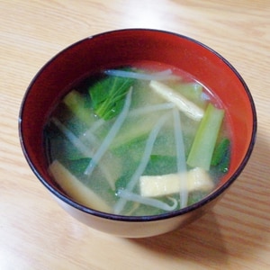 もやしと油揚げ小松菜の味噌汁